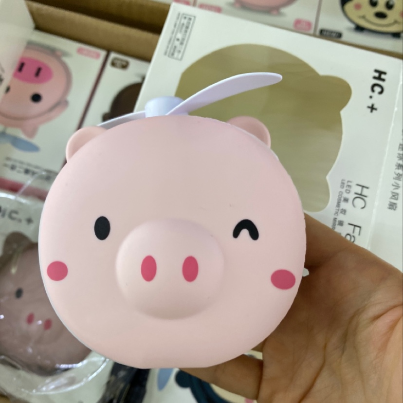 女孩化妆镜带夜光充电。