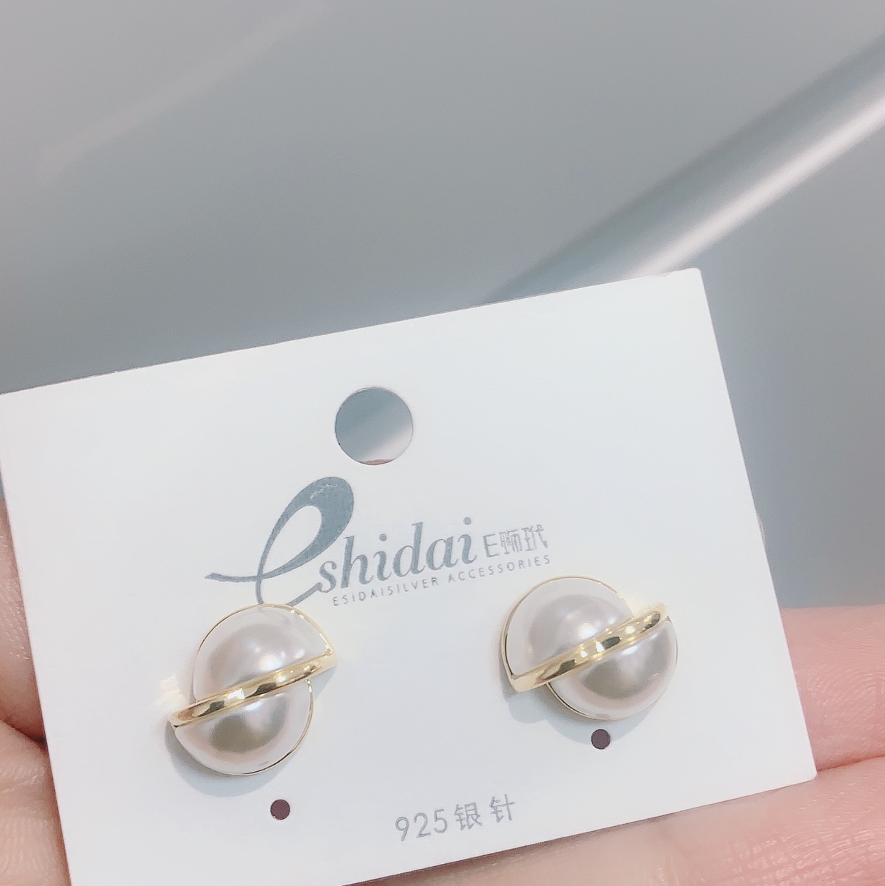Irregular Pearl Stud Earrings details Picture