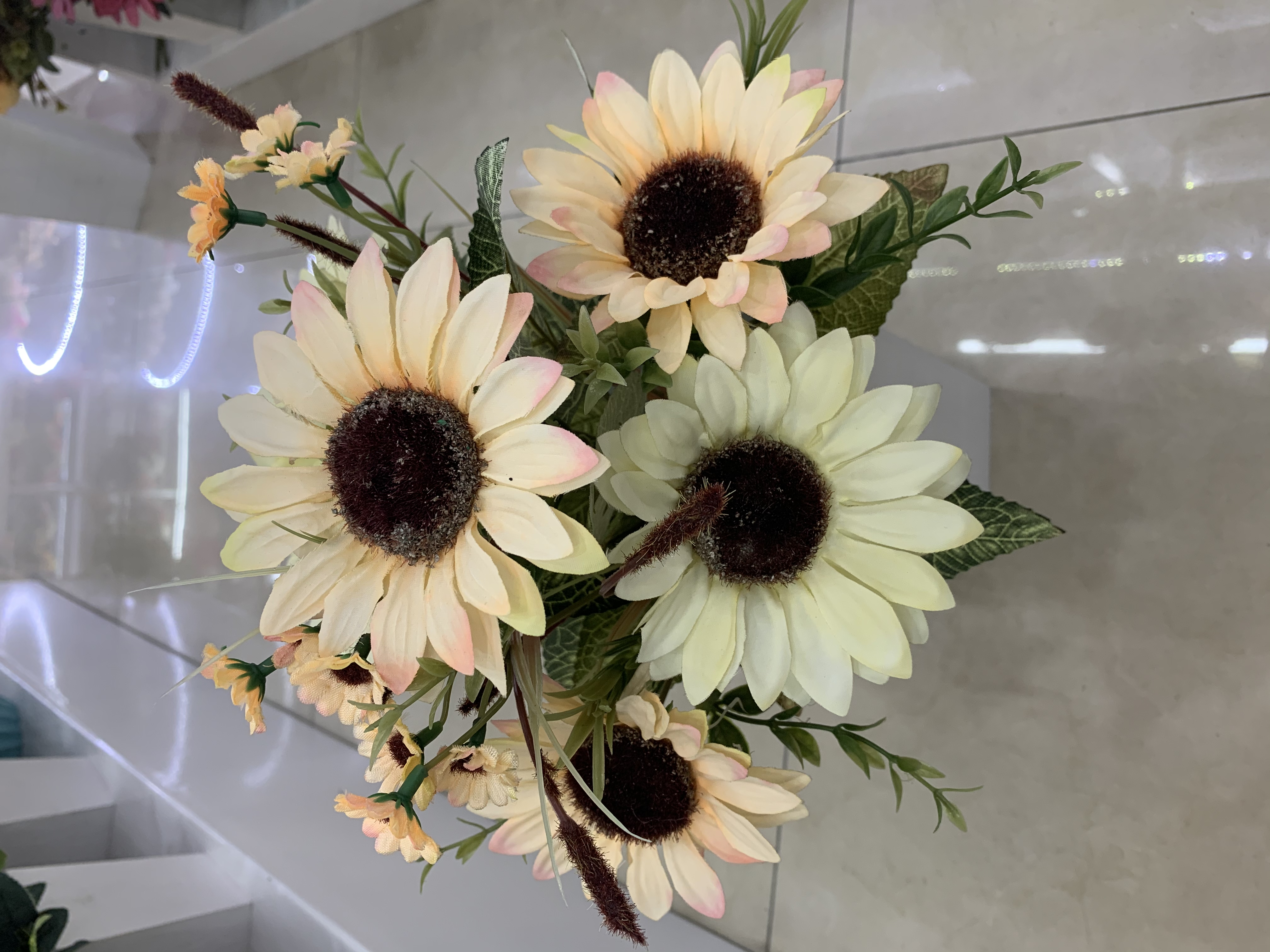 كما تُزوَّد غرف الجلوس بأزهار مزيفة بزهور مزيفة بتسع لوحات زيتية detail image 2