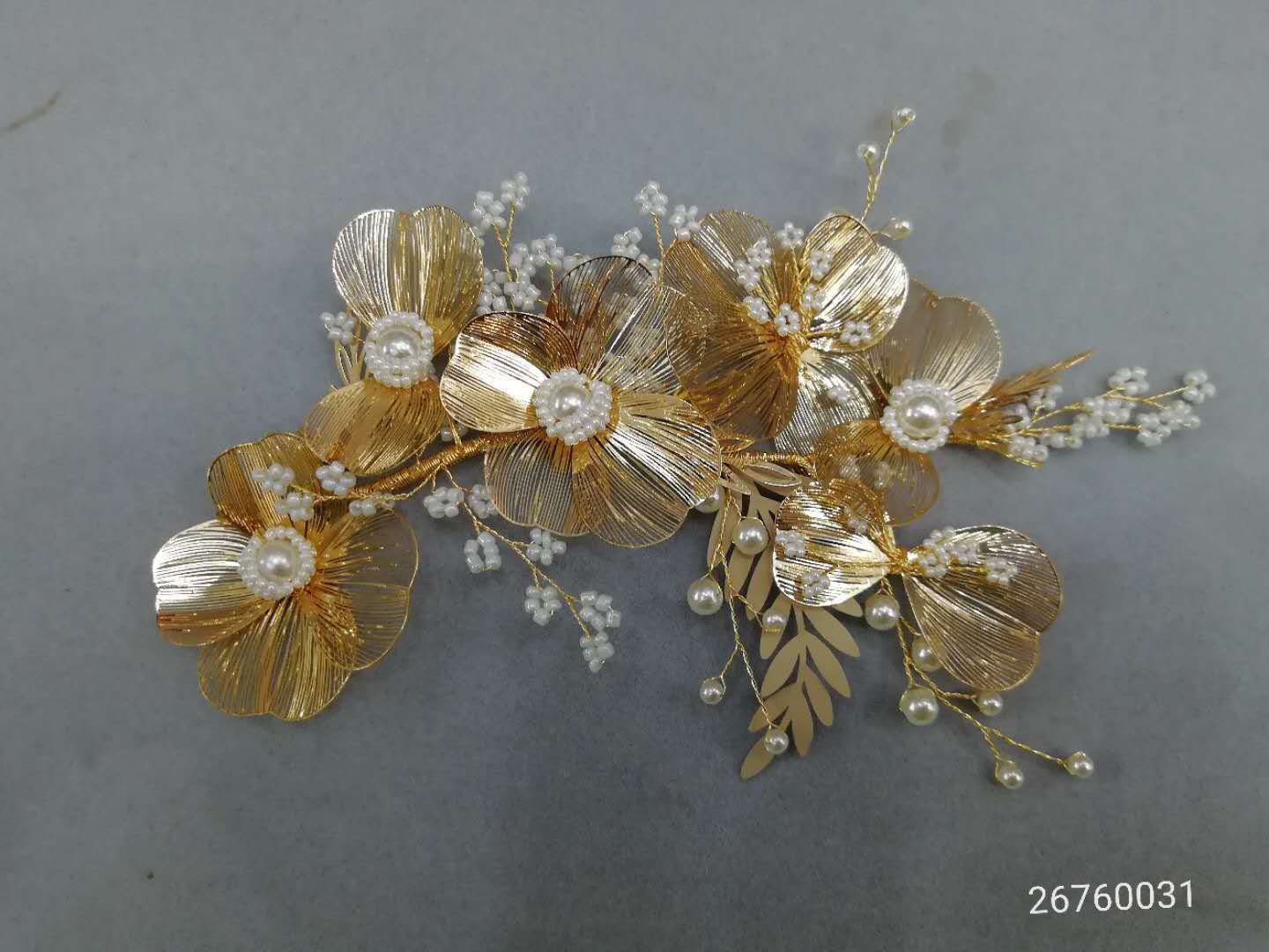 Creative wedding supplies for brides with flowers and beaded headwear, fashionable fashion show items