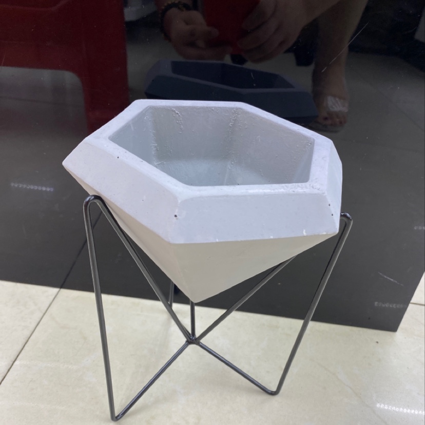 Iron frame cement vases without color mixing are wholesaled by the box details Picture