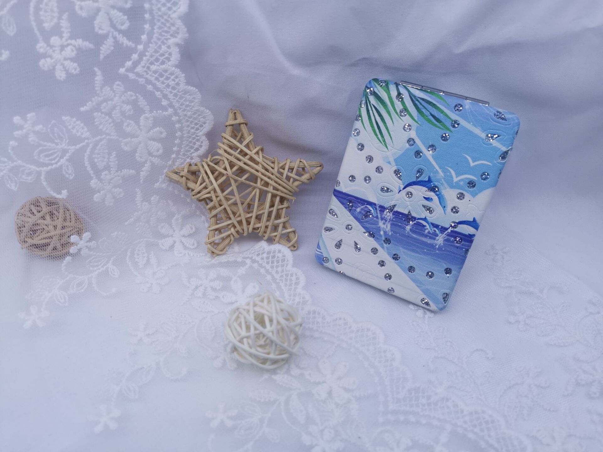 双面皮革海豚带钻化妆镜女生宿舍小镜子随身时尚化妆镜便携折叠镜细节图