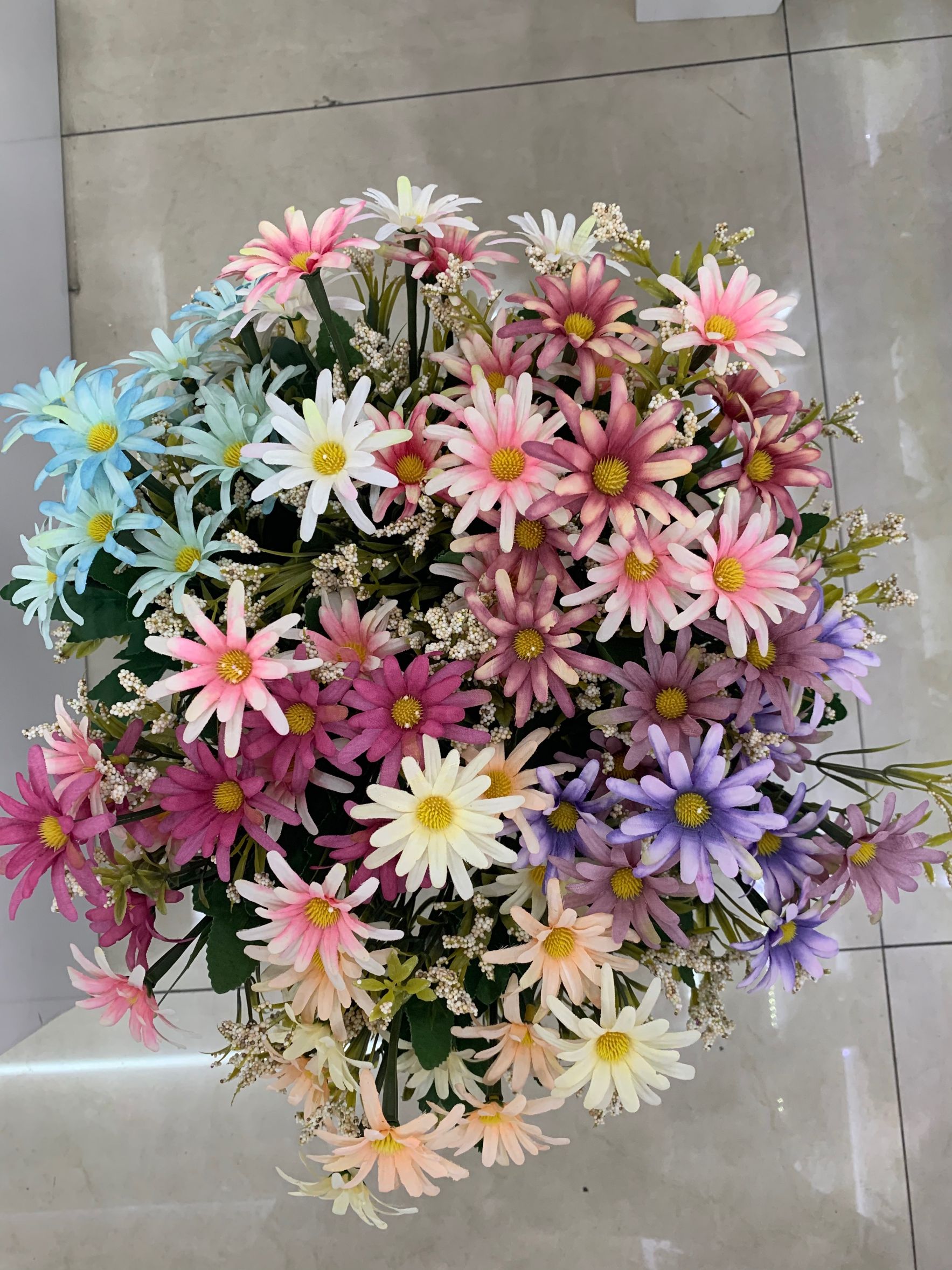 The living room is decorated with fake flower tea table and decorated with 7-prong princess chrysanthemum wholesale thumbnail