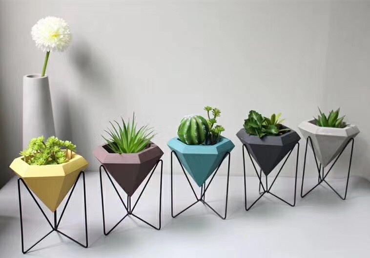 Iron frame cement vases without color mixing are wholesaled by the box