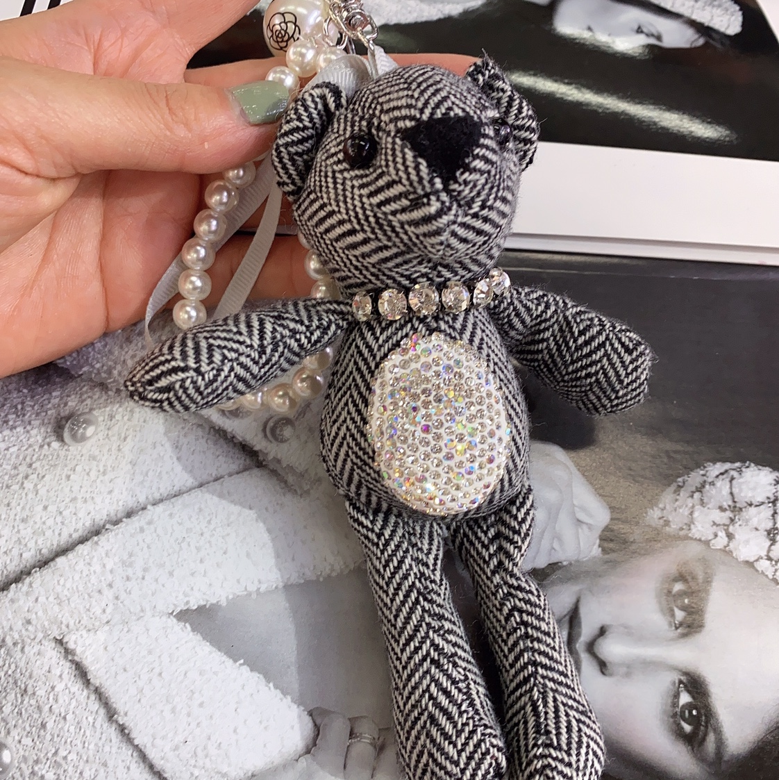 Diamond-encrured keychain figurine pendant
