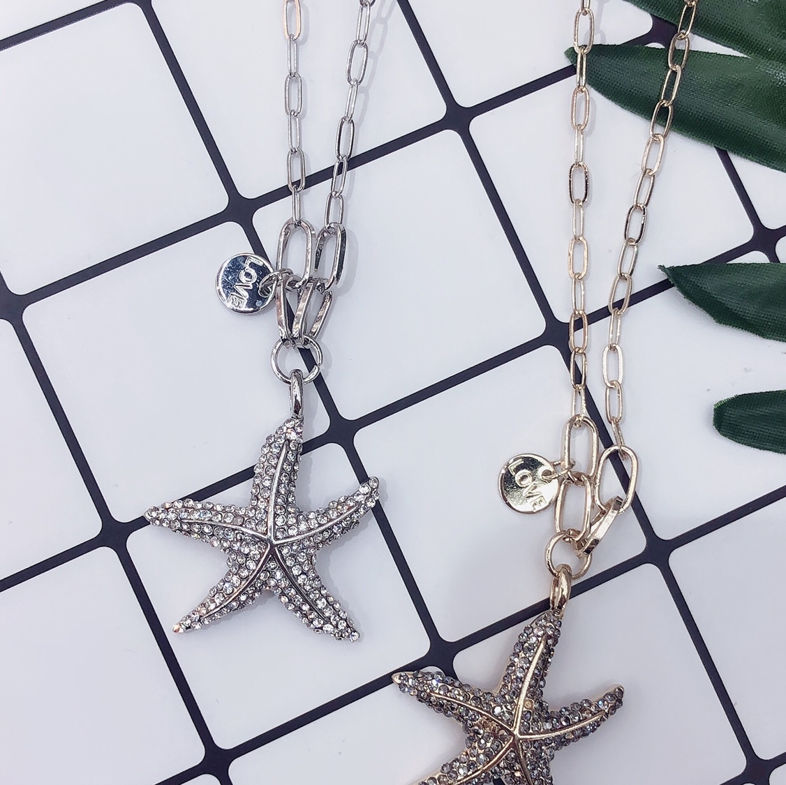 A versatile sweater chain for women, a new 2020 autumn and winter fashion and simple pendant chain accessory necklace