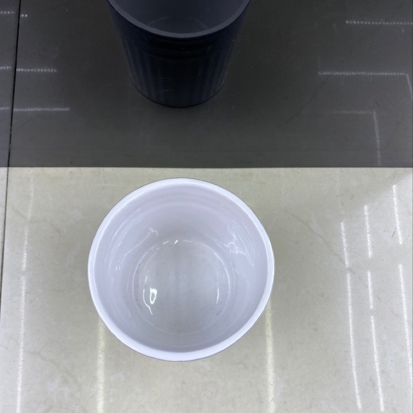 Fresh and light flower POTS in white, blue and pink are sold in bulk by the box details Picture