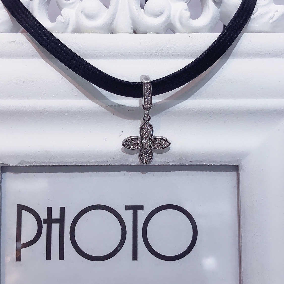 A versatile Korean minimalist micro-inlaid chain of bone
