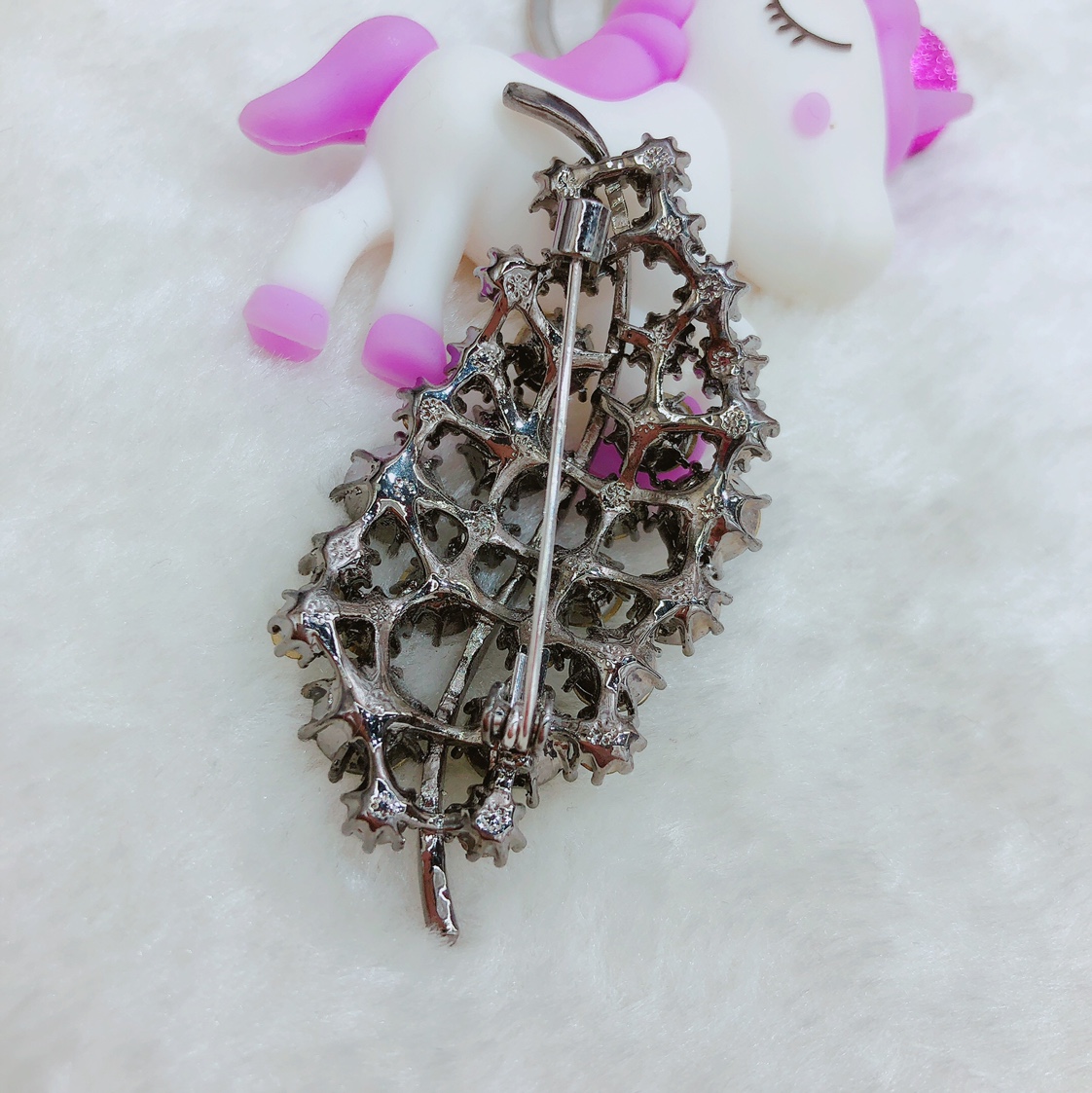 Factory direct sales of high-end feminine brooches, elegant Korean autumn and winter style, ins trendy and individualistic suits, sweaters, accessories, brooches and pins, simple and elegant details Picture