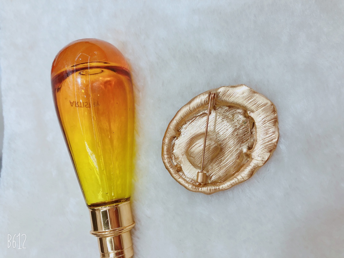 Factory direct sales of fashionable and elegant matte gold brooches, corsages, women's suit jackets, sweaters, coats, pins, high-end Korean crystal accessories - Yingying -0311 details Picture