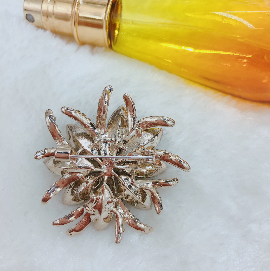 The noble lady style is of great quality, shining brightly. Sunflower brooch, brooch women's accessories, elegant brooch, simple Korean, luxurious and grand details Picture