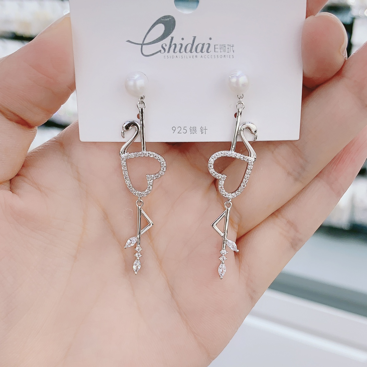 Flamingo Pearl Stud Earrings details Picture