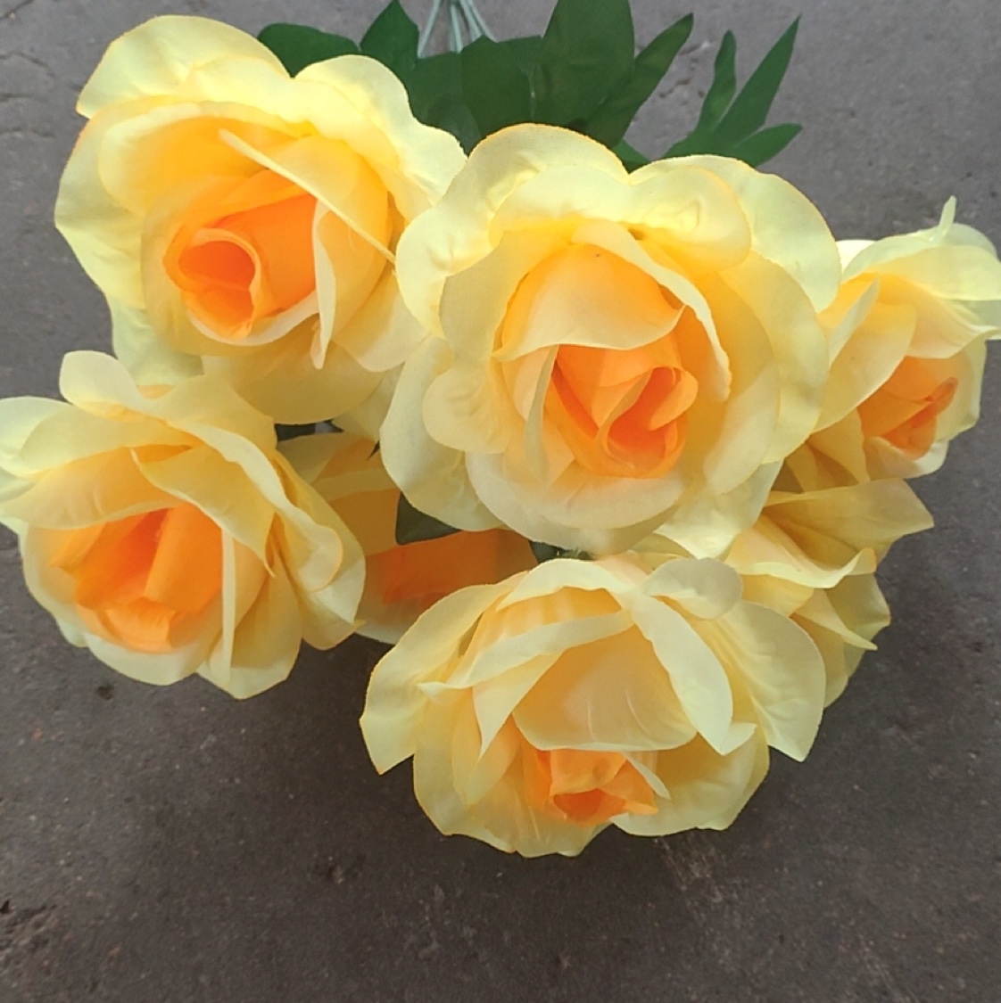 Factory direct sales of artificial flower silk fabric decoration, artificial tea bud flower bouquets, wedding road guide arrangement, artificial flowers 6-head garden heart rose