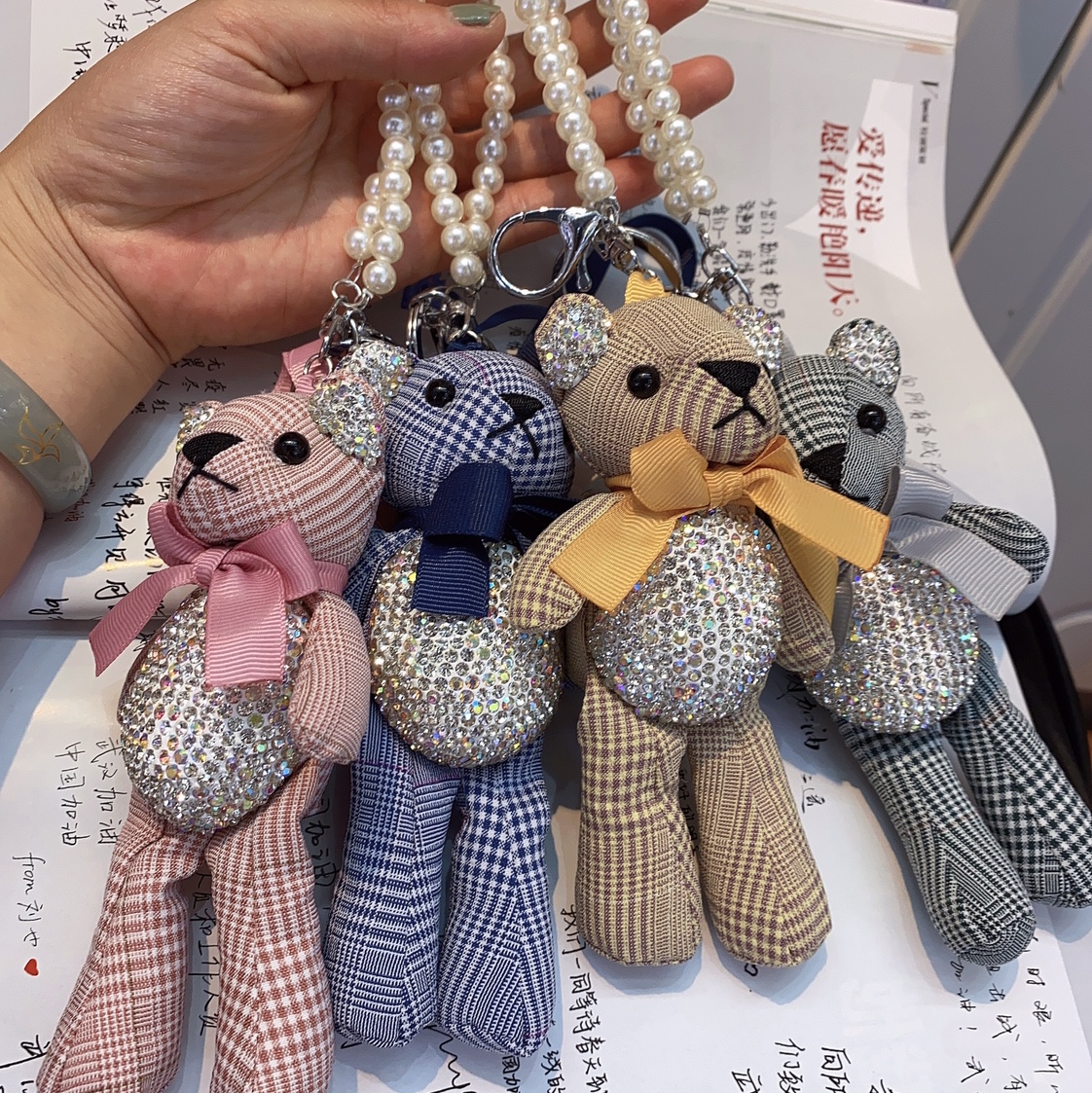 Diamond-encrured keychain figurine pendant details Picture
