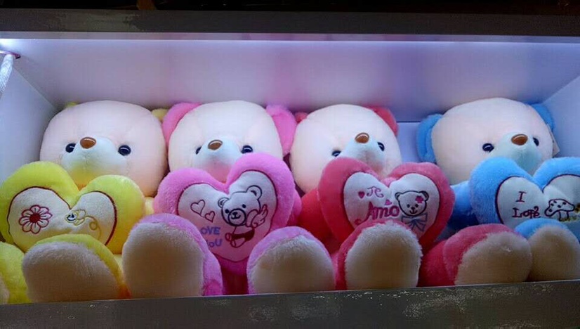 双色小抱心50厘米外贸可供卡通玩具毛绒公仔娃娃批发                                   