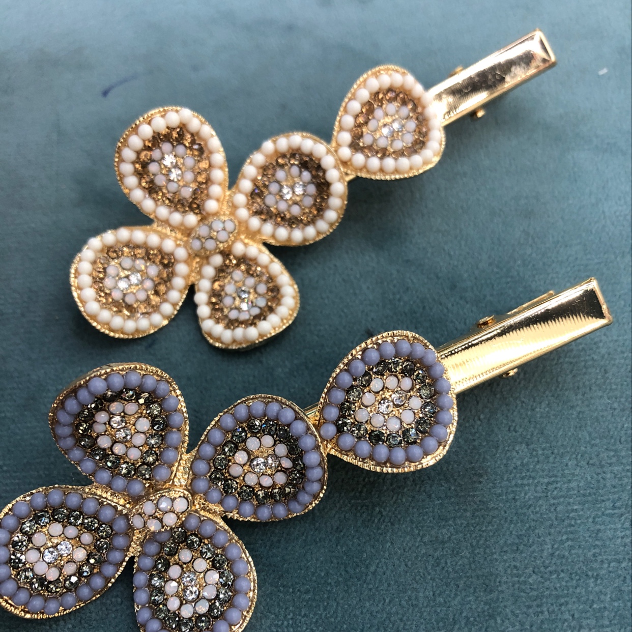 A simple and elegant flower-colored one-piece clip
