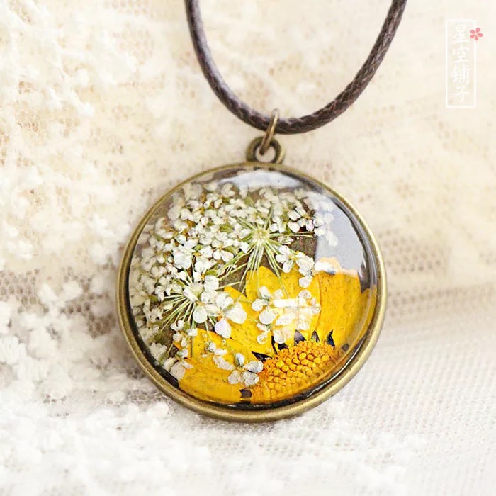 Dried flower alloy necklace thumbnail