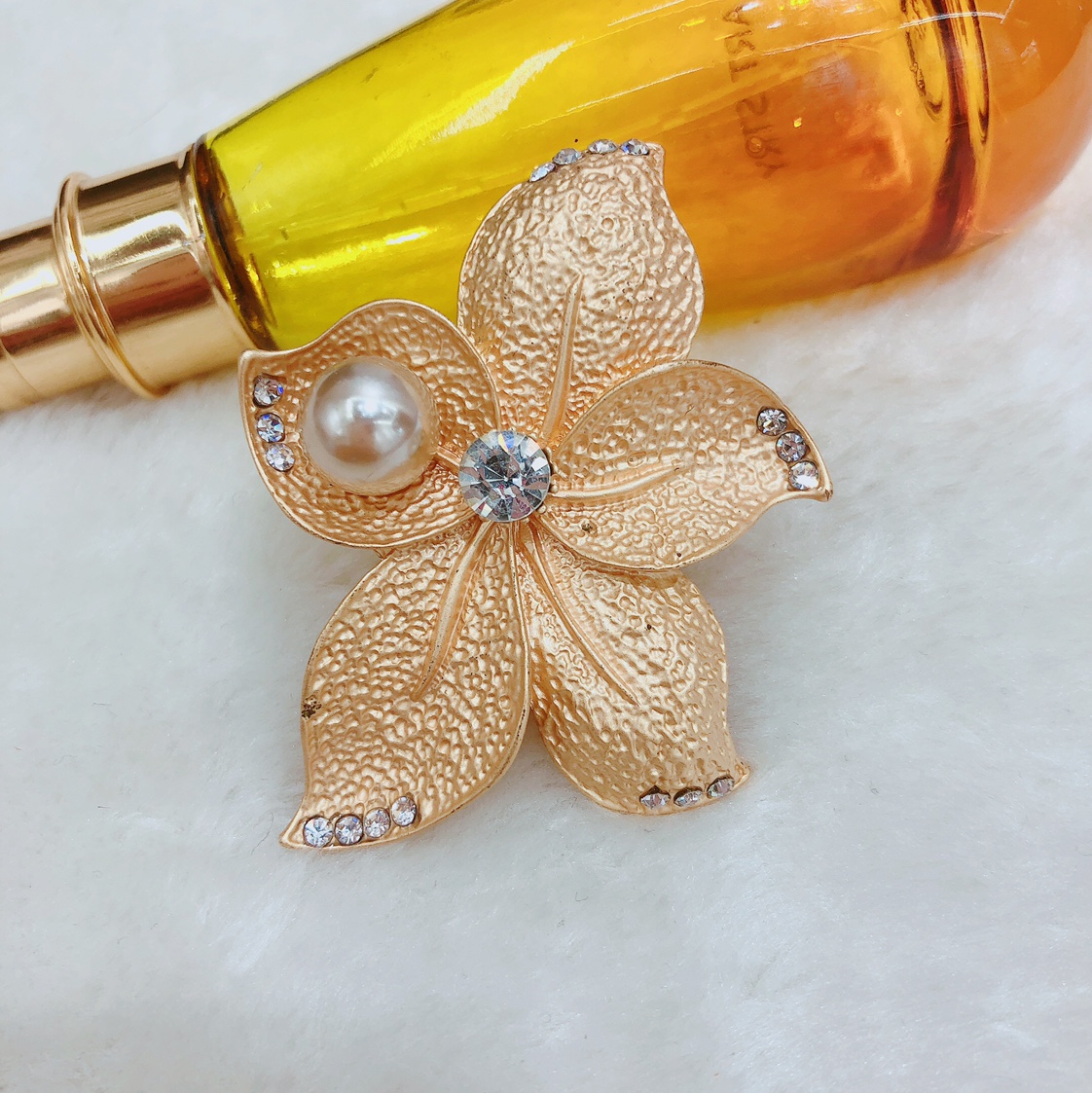 Hot, fashionable and elegant matte gold brooch, corsage, women's suit jacket, sweater, coat pin, high-end Korean crystal accessory - Yingying -0316