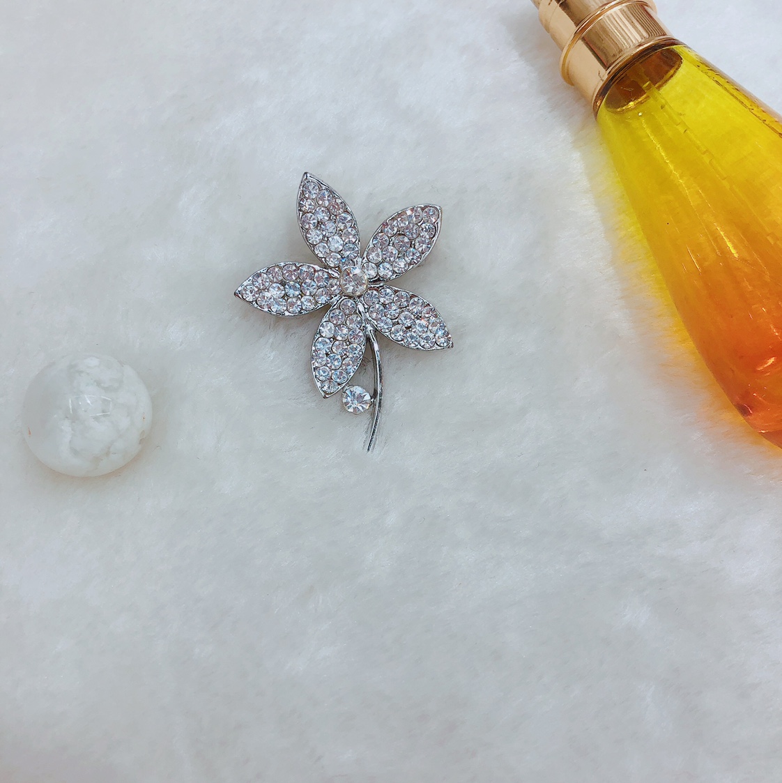 High-end rhinestone brooches, women's corsages, cat's eye stones, anti-glare pins, sweaters, coats, clothing decorations, cardigans, and elegant