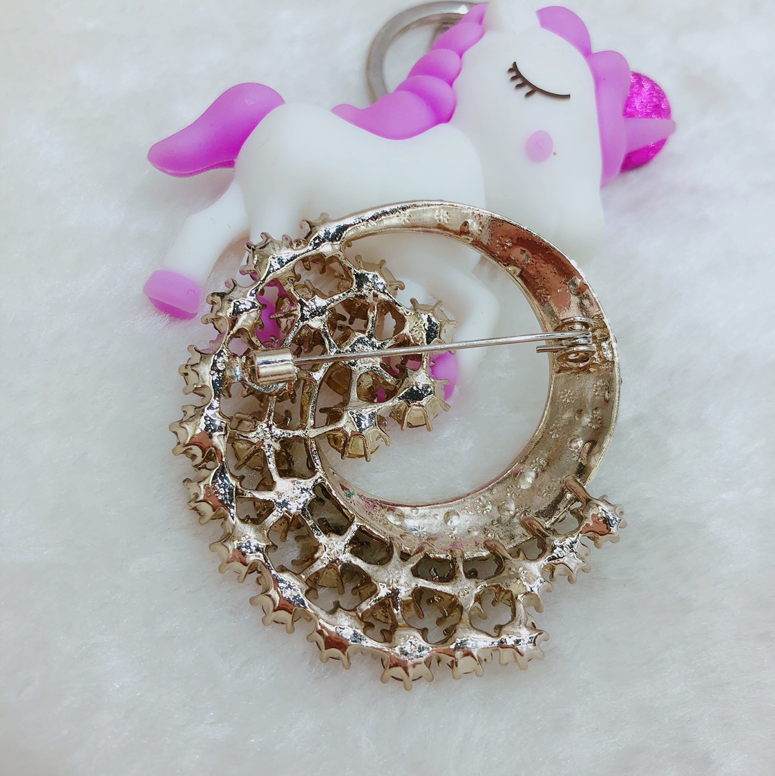 Factory direct sales of Korean brooches, pins, accessories, women's sweaters, cardigans, buttons, overcoats, outerwear, corsage accessories, silk scarves, buttons to prevent exposure details Picture