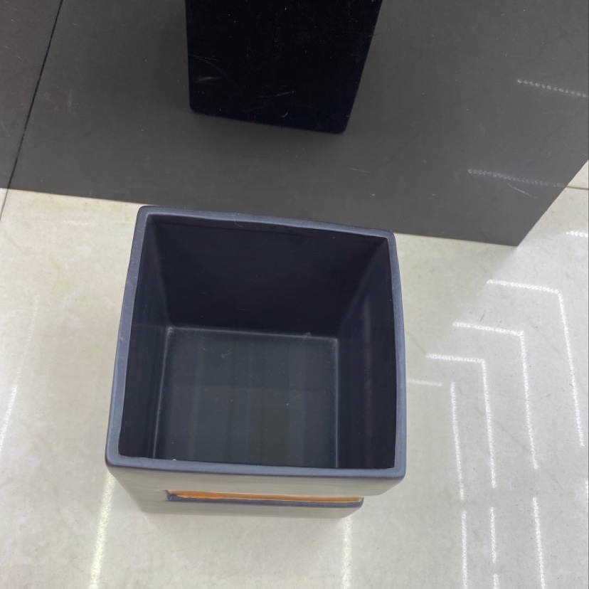 Square flower POTS in black and white are sold in bulk by the box details Picture