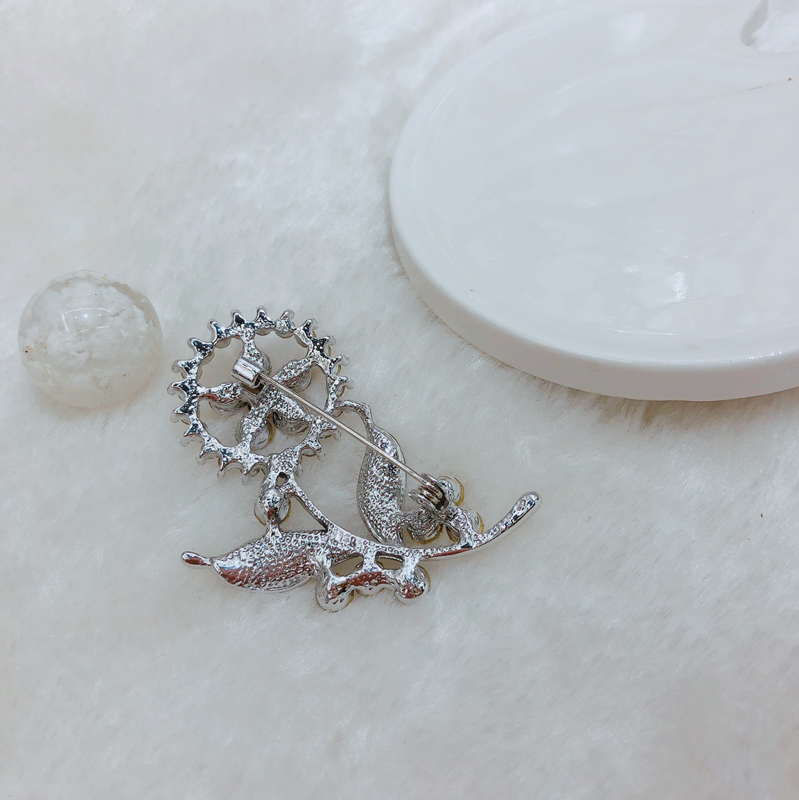 Small chest anti-leakage brooch, women's pearl versatile dress pin, accessory, fixed brooch, cardigan, sweater button pin details Picture