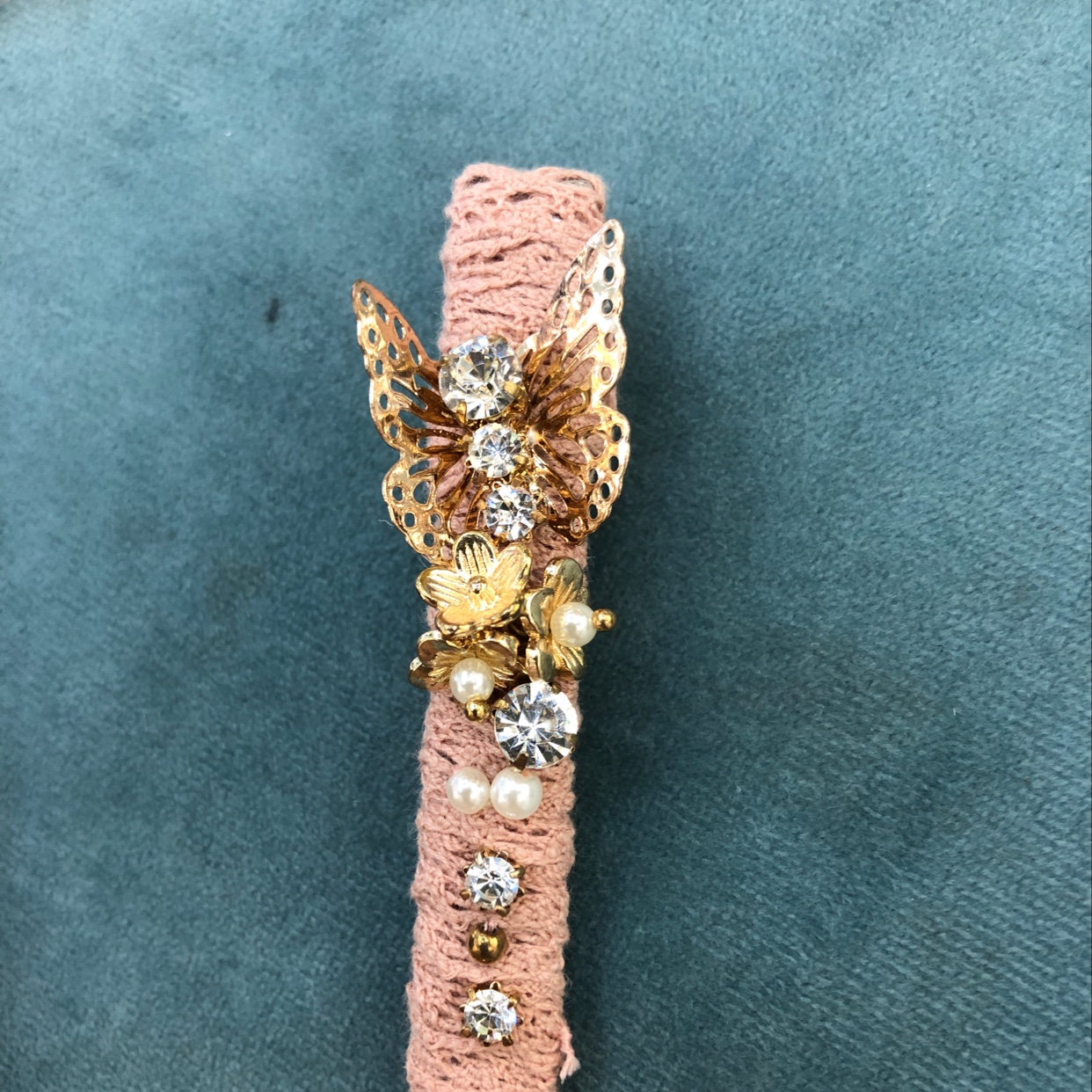 A beautiful and retro butterfly-shaped one-shoulder clip