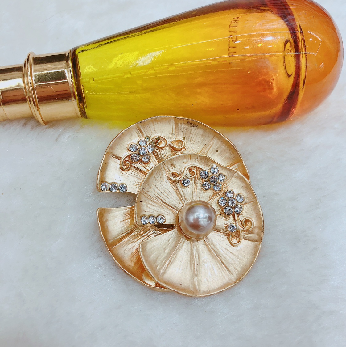 Fashionable and elegant matte gold brooch, corsage, women's suit jacket, sweater, coat pin, high-end Korean crystal accessory - Yingying -0330