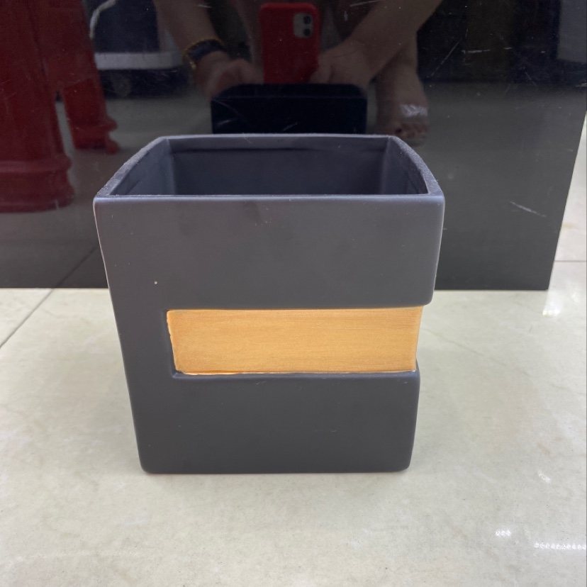 Square flower POTS in black and white are sold in bulk by the box Specification image