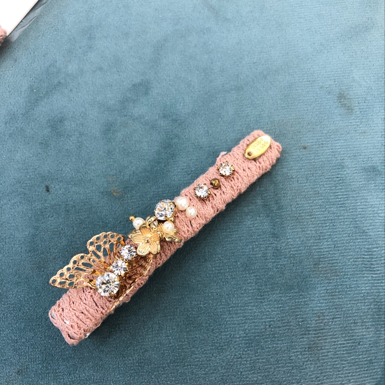 A beautiful and retro butterfly-shaped one-shoulder clip Specification image