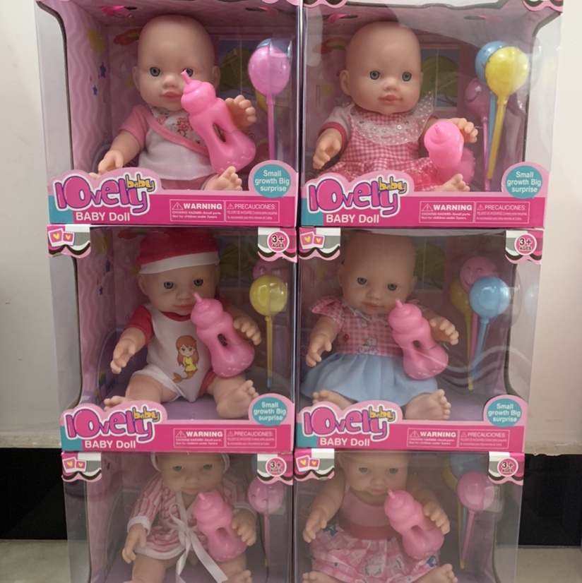 Пухлый маленький мальчик с детскими игрушками details Picture