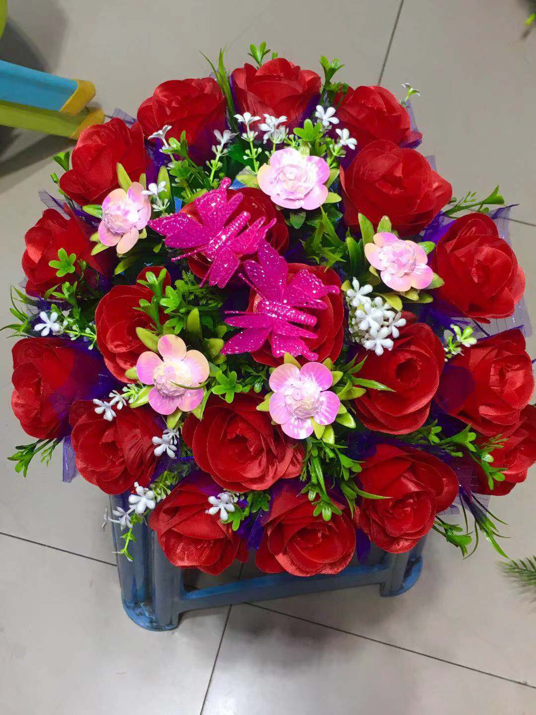 Novia con la mano rosa de san valentín