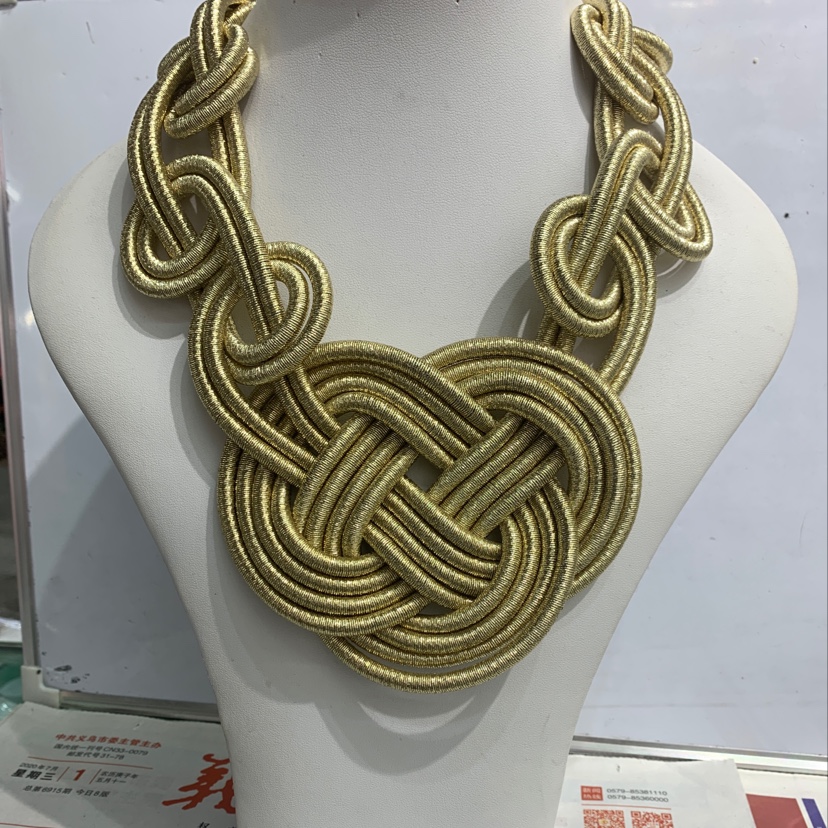 A necklace with the style of European and American big brands