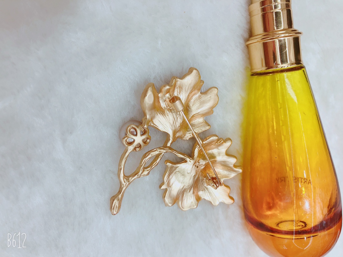 Fashionable and elegant matte gold maple leaf brooch, coat pin, high-end Korean crystal accessory - Yingying -0256 Specification image
