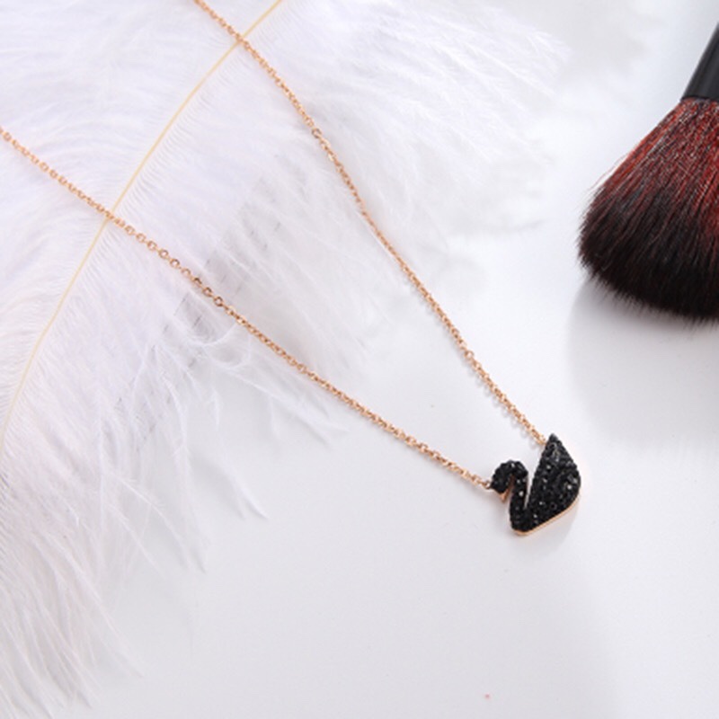 爆款四叶草吊坠项链 天鹅钢态短款锁骨链 玫瑰金女士项链饰品批发白底实物图