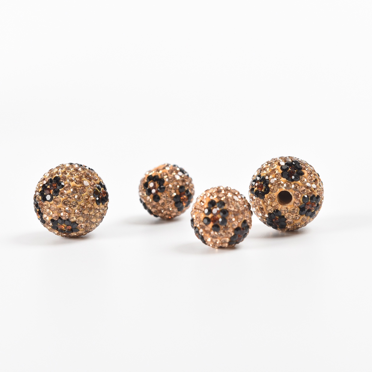 The 16mm leopard-print clay balls come in both large and small holes. Specification image