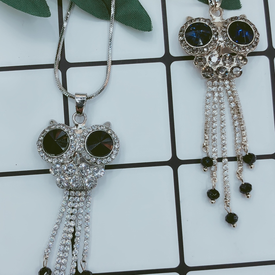 A versatile and stylish long women's sweater chain for autumn and winter 2020, featuring a simple and elegant owl-shaped decoration