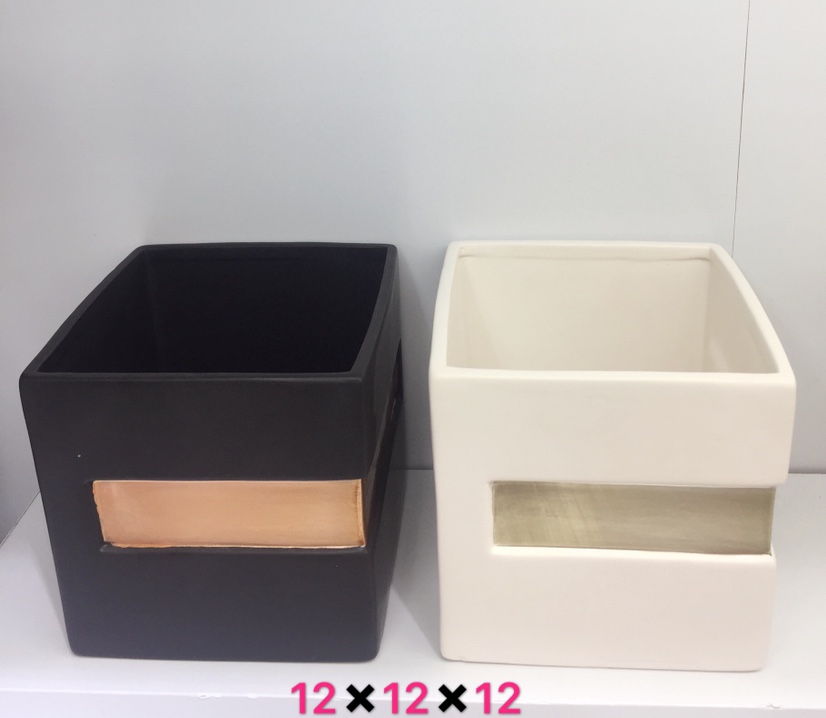 Square flower POTS in black and white are sold in bulk by the box