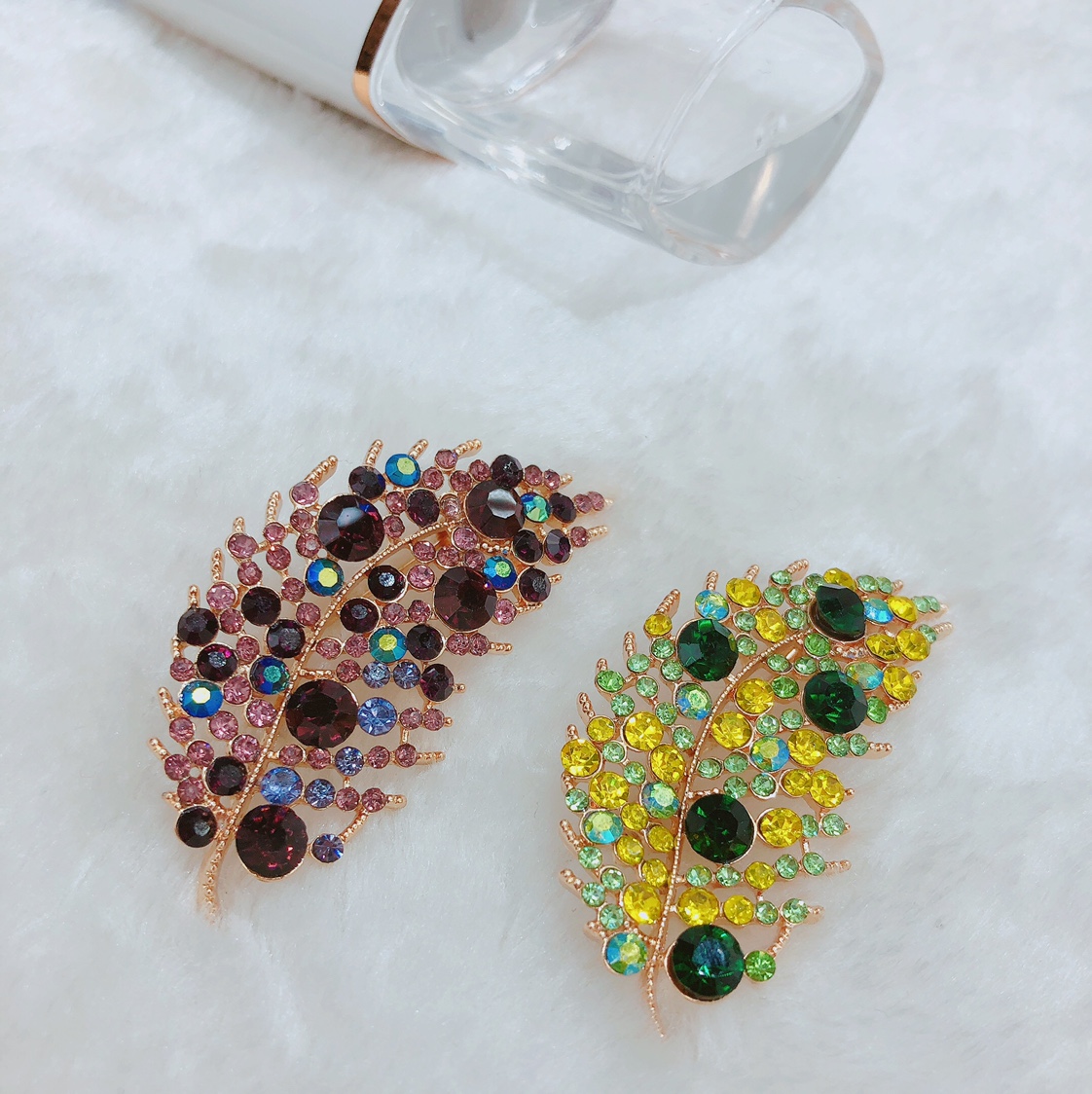 Brooch Korean color diamond leaf brooch brooch Korean fashion ladies elegant cape cardigan pin free mail thumbnail