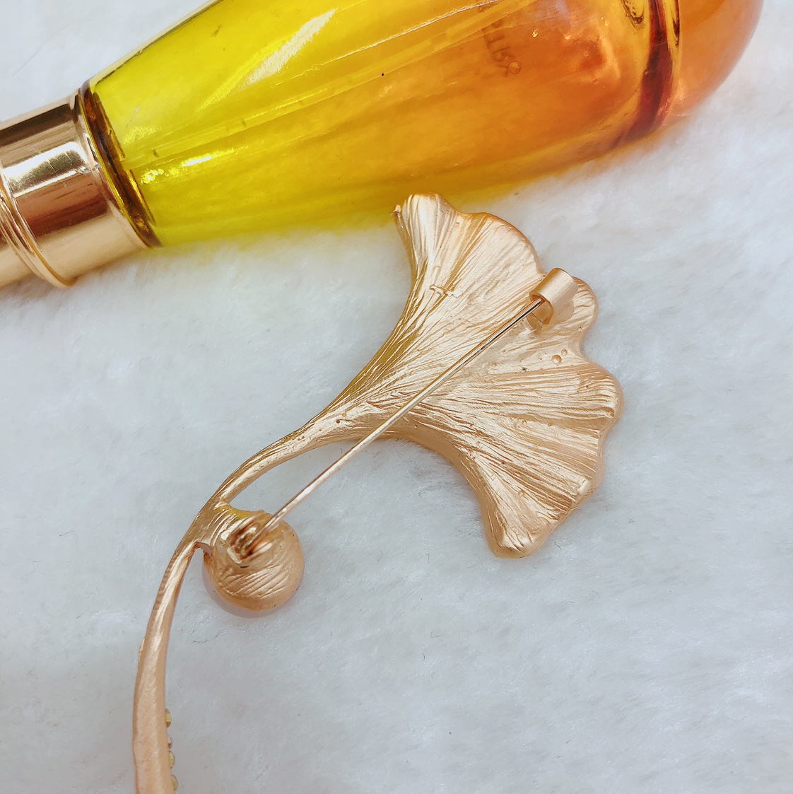 Fashionable and elegant matte gold ginkgo leaf brooch, corsage, women's sweater, coat pin, high-end accessory - Yingying -024 details Picture