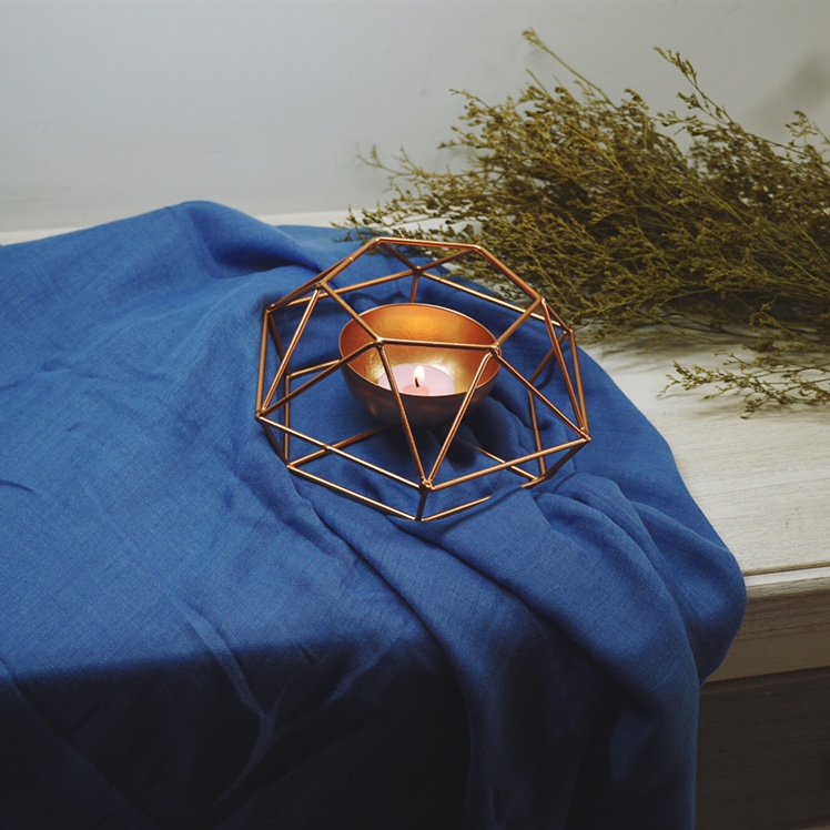 تحمل لوحة فنية حديدية من الطراز النوردي النوردي، وهي عبارة عن لوحة متوسطة الحجم من أدوات التصوير في غرفة نوم الشمعدان