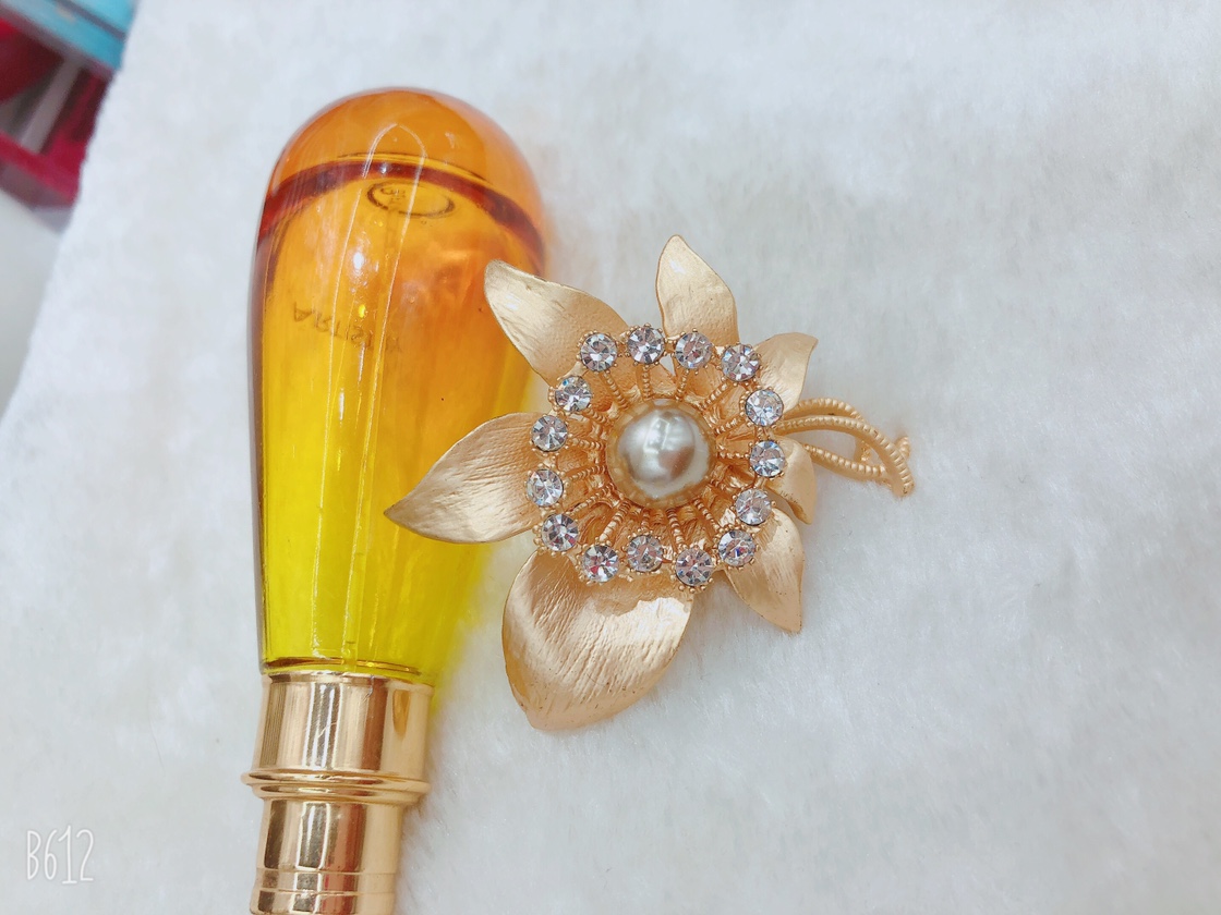 Fashionable and elegant matte gold leaf brooch, corsage, women's suit jacket, sweater, coat pin, high-end Korean crystal accessory