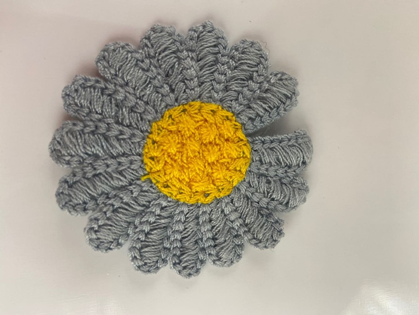 韩国花朵DIY布艺立体包苞花朵花片发饰头饰配件厂家批发   
适用范围：	用做头饰，服装配饰，包包配饰等  

材料:毛线小雏菊
宽度:6公分
重量：7克
 包装：一包200个
 库存：2000个