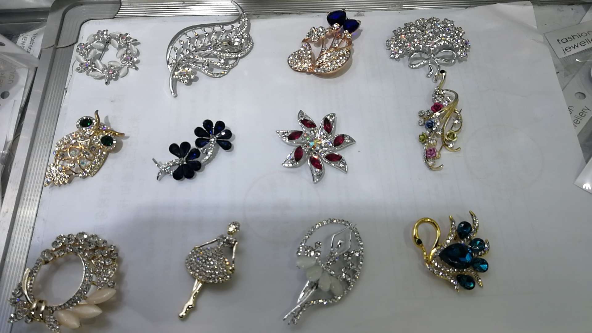 All fashion brooches