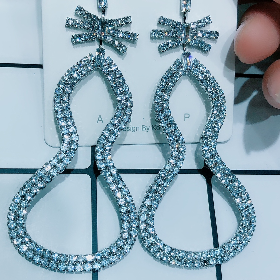 South Korea's latest zircon earrings