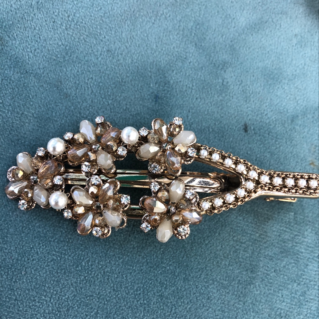 Leaf one-piece clip