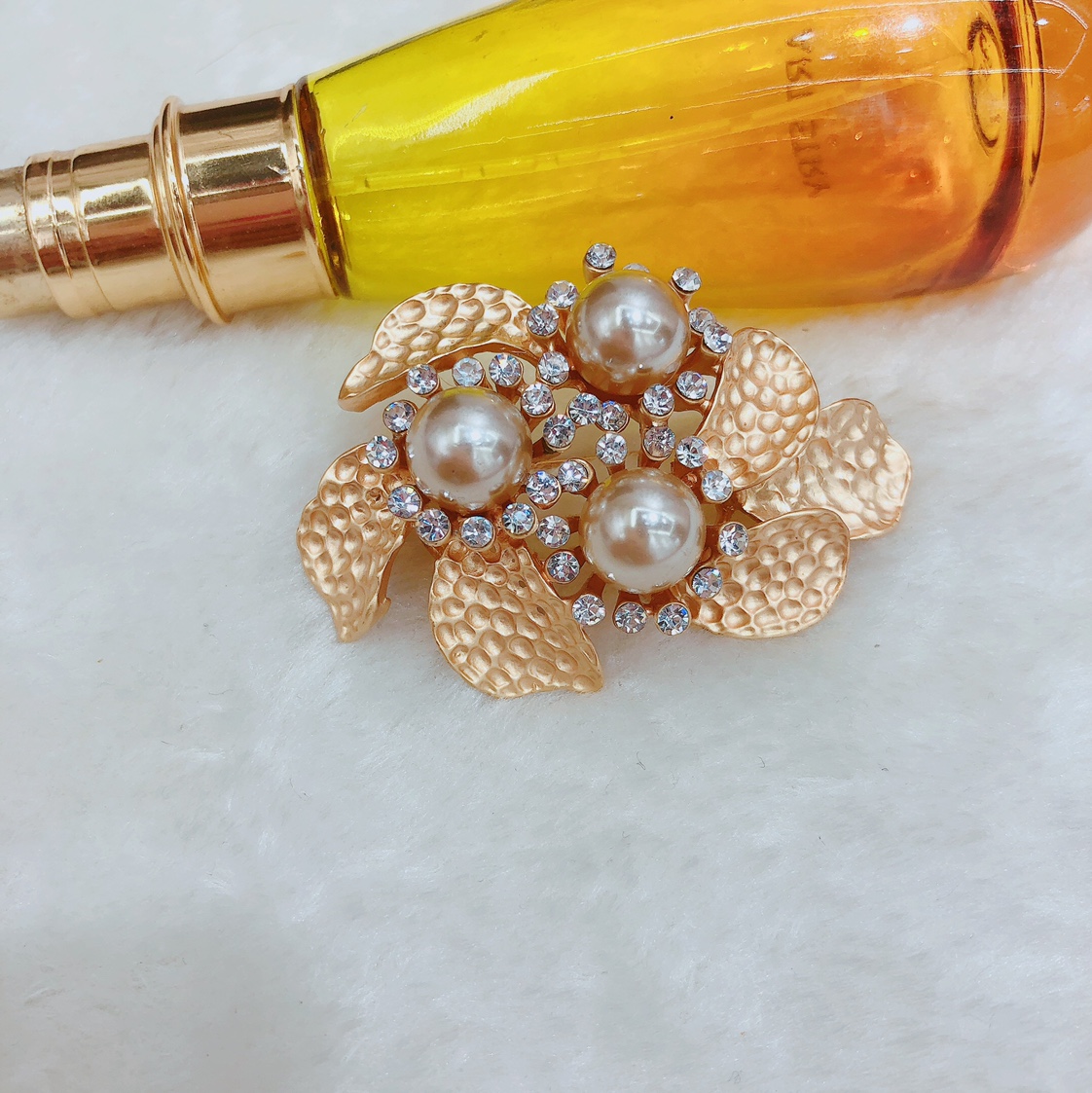 Best-selling, fashionable and elegant matte gold brooches, corsages, women's suit jackets, sweaters, overcoats, pins, high-end Korean crystal accessories