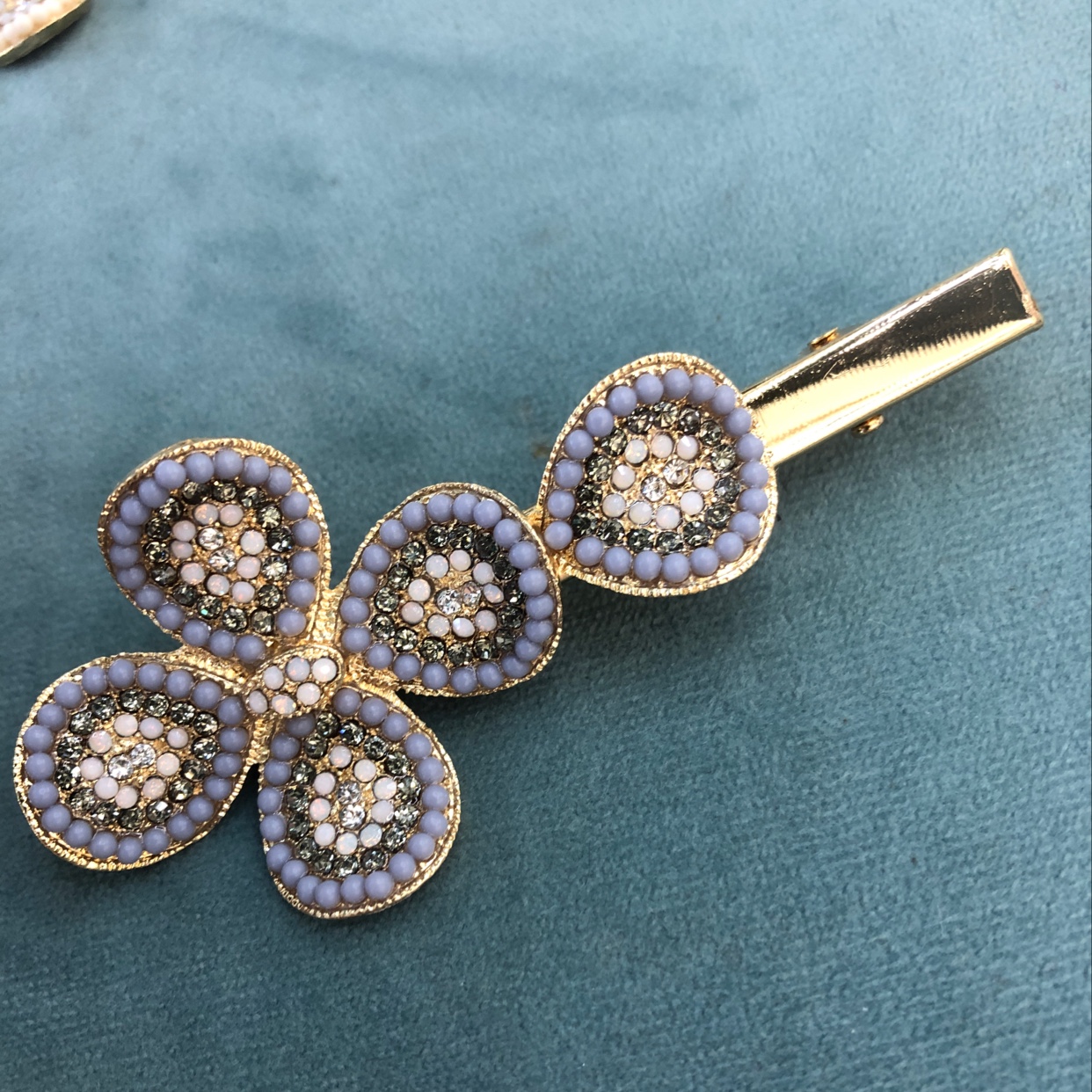 A simple and elegant flower-colored one-piece clip details Picture