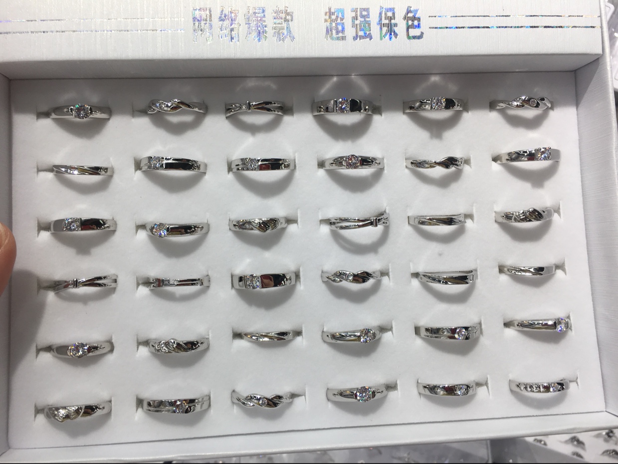 Men's ring and diamond ring for wedding couples to give renbao color