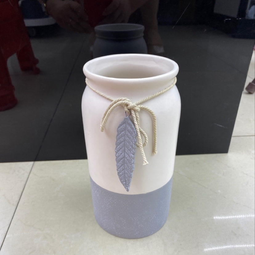 Fresh and delicate leaf accessories and flower arrangements are sold in bulk by the box Specification image